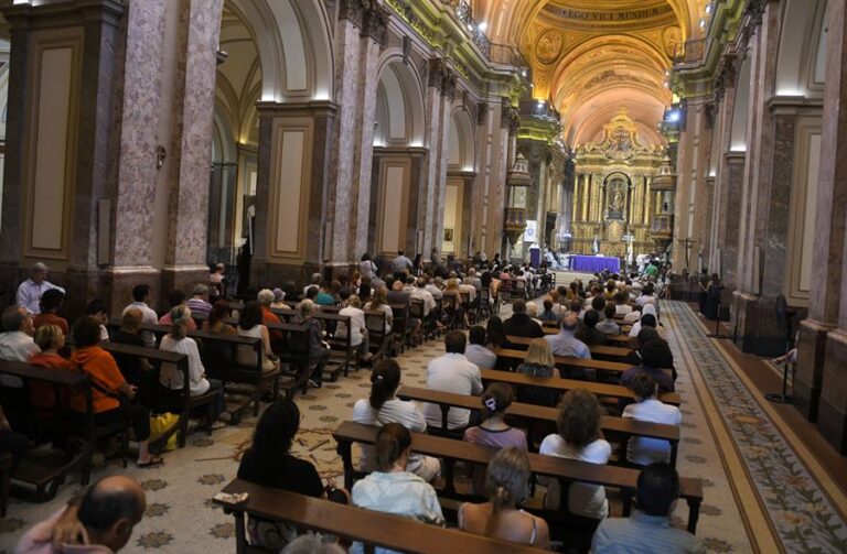 Argentina dejó de pagar sueldos de obispos católicos, medida adoptada durante gobierno de Macri