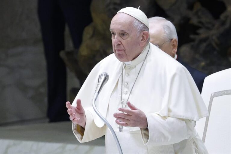 Milei invita oficialmente al Papa Francisco a visitar Argentina: 