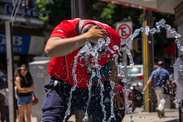 Hasta 39° C el martes: Emiten alerta meteorológica para seis regiones por calor extremo