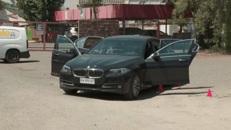 Encuentran auto BMW con múltiples impactos de bala en Quilicura: Tiene encargo por robo y su patente adulterada