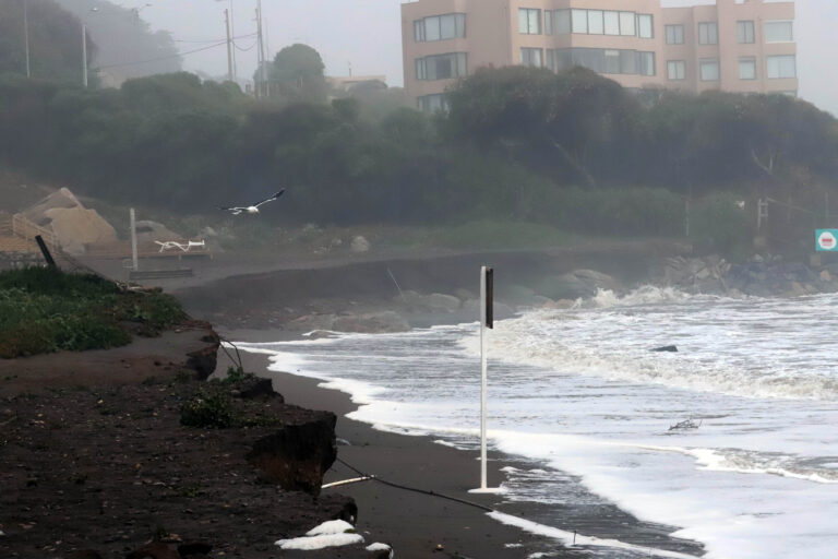 Equipos de emergencia buscan a turista argentino que cayó al mar tras salvar a un familiar en playa de Santo Domingo
