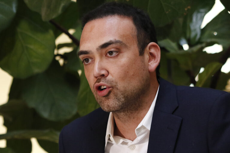 Senador Bianchi (IND) propone que personas privadas de libertad trabajen para cotizar y pagar pensiones de alimentos
