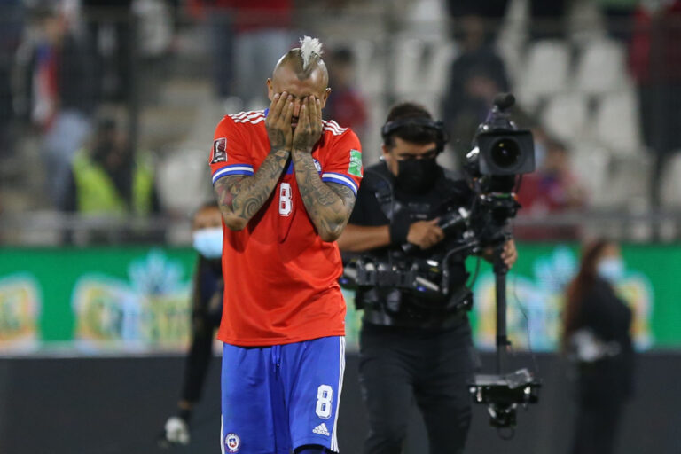 FIFA otorga duro castigo a La Roja de cara a las eliminatorias por cánticos discriminatorios