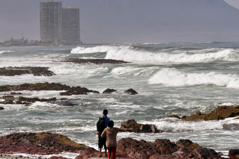 Emiten aviso de marejadas para las costas de Chile: Se extenderán hasta el lunes 22 de enero