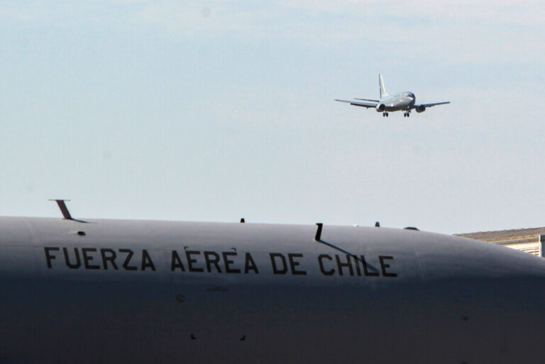 Diputados UDI piden al Gobierno enviar vuelos humanitarios a Ecuador para repatriar a chilenos ante crisis de seguridad