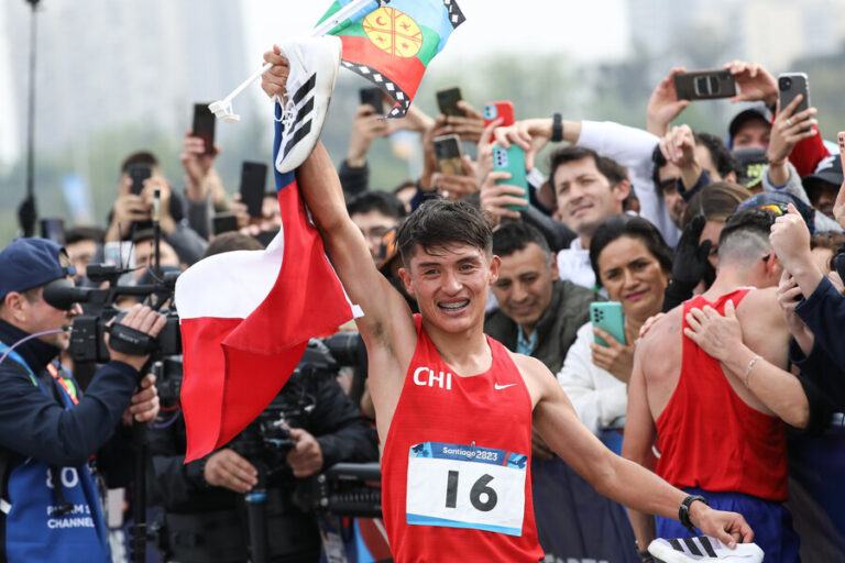 Hugo Catrileo rompe récord nacional en maratón de Estados Unidos y se acerca a los JJ.OO. de París 2024