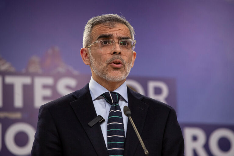 Sujetos lanzan panfletos con amenazas contra ministro Cordero y director de Gendarmería: 