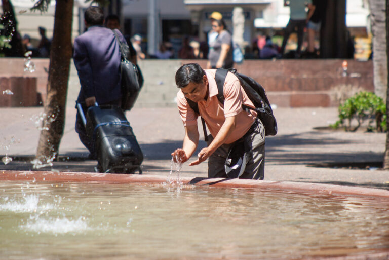Ola de calor en la RM: Santiago llegó a los 33.9°C y se espera que las altas temperaturas continúen la próxima semana