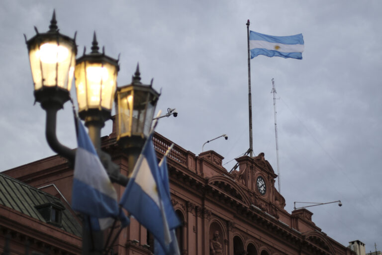 ¿Cómo afecta a los estudiantes extranjeros en Argentina el cobro de la universidad impulsado por Milei?