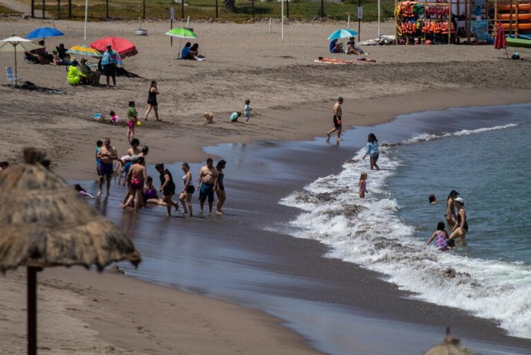 Presidente Boric llama a denunciar bloqueos en acceso a playas de Chile: ¿Cómo hacerlo?