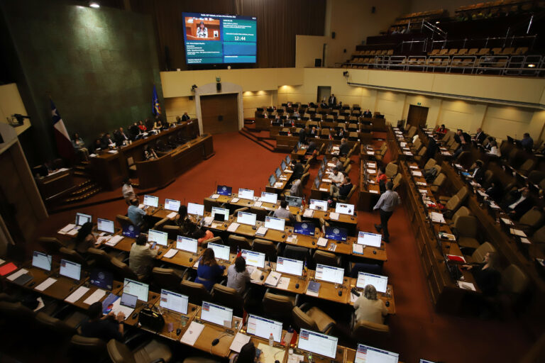 AC contra el ministro Carlos Montes: ¿Cómo se proyecta el voto en las bancadas de la Cámara?