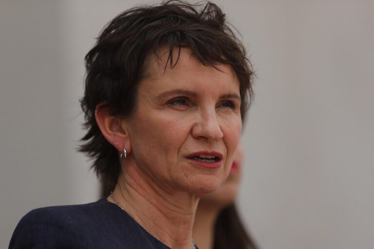 Tohá abre posibilidad de revertir pensiones de gracia a personas con antecedentes: 