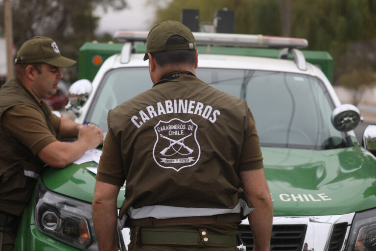 Cuatro detenidos deja persecución policial en la RM: Realizaron portonazo a gral. (r) de Carabineros