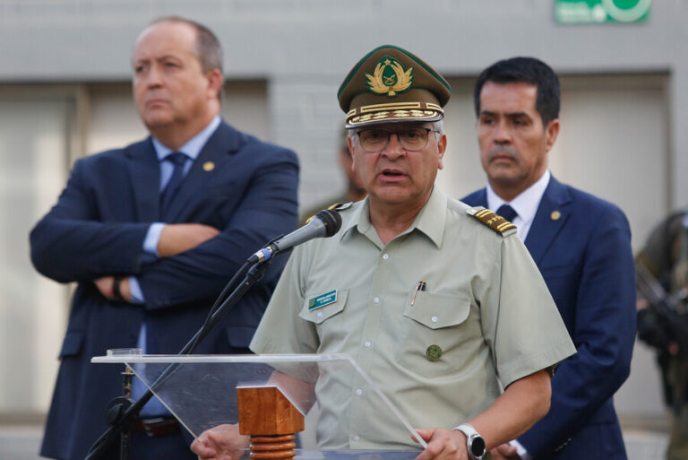 General Yáñez envía decreto que autoriza a carabineros de franco a portar pistola institucional para enfrentar asaltos
