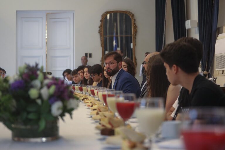 Presidente Boric encabeza desayuno en La Moneda con estudiantes destacados en la PAES