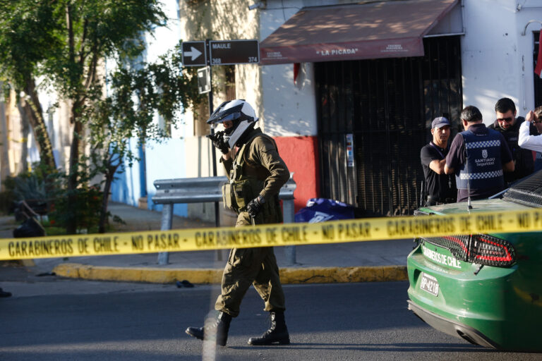 Carabinero de franco dio muerte a un delincuente en Santiago: Hay otro asaltante herido