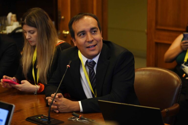 Director del IND discrepa de Contraloría y explica que montos 