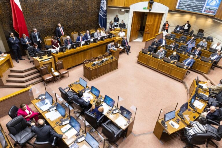 Ley corta de Isapres es despachada por la Comisión de Hacienda del Senado: Se logró reponer indicación clave