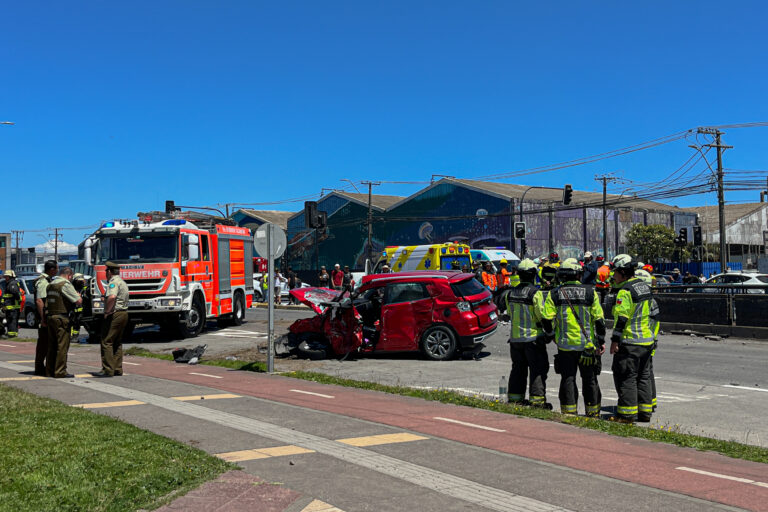 Colisión entre microbus y vehículo dejó 35 personas heridas en Talcahuano: La micro se volcó