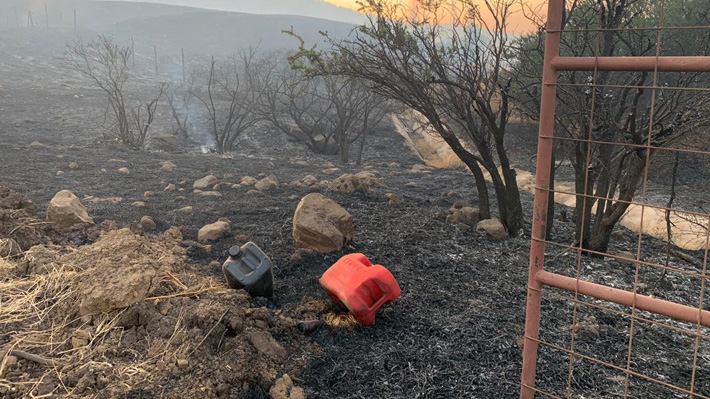 Lo Barnechea se querellará tras hallazgo de bidones entre restos de incendio que afectó a cerro Chaguay