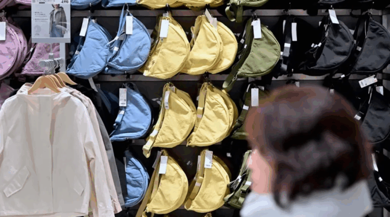 Uniqlo demanda a Shein por supuestamente copiar su bolso viral: Exige cese inmediato de las ventas