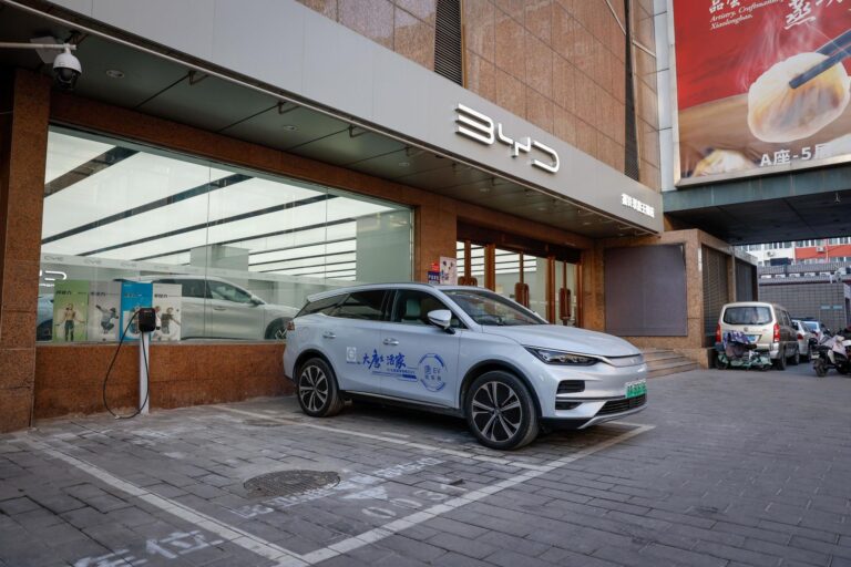 Raúl Sohr analiza la carrera comercial de electromovilidad entre BYD y Tesla que ve en ventaja a la empresa china
