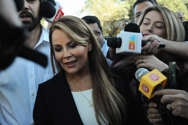 Un auto dorado, $54 millones en peluches y 1.000 collares Swarovski: Los gastos de la exalcaldesa Cathy Barriga en Maipú