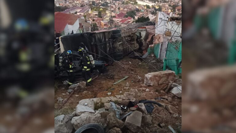 Microbús con pasajeros se desbarrancó en el Cerro Cárcel de la ciudad de Valparaíso: Hay al menos 15 personas heridas