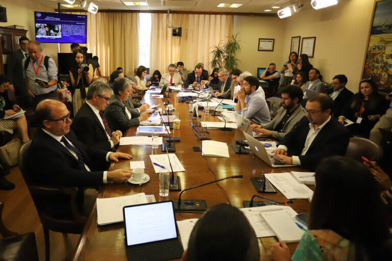 Asesor del Gobierno confirma llamada de director de Larraín Vial: “Siempre estamos conversando de lo que pasa”