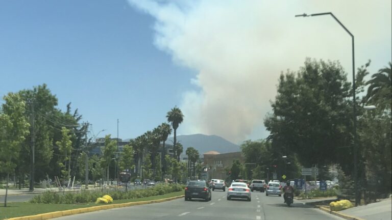 Equipos de emergencia combaten incendio forestal en Colina: Humo es visible desde distintos puntos de la capital