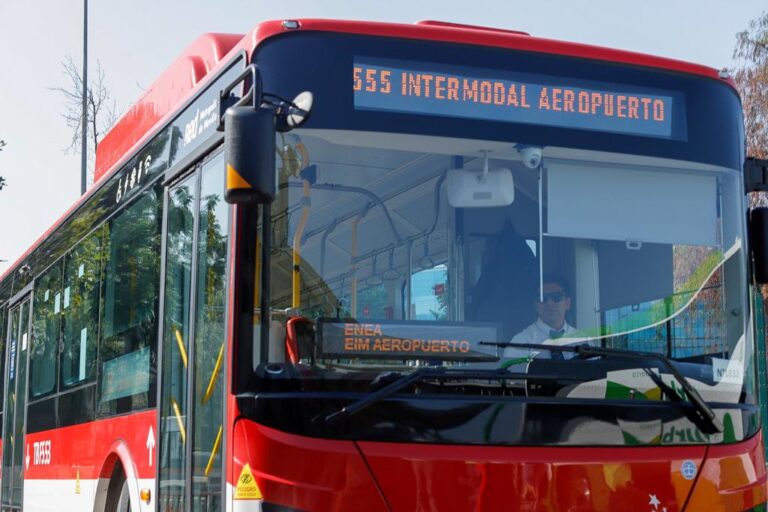 A un año de su puesta en marcha: Servicio 555 hacia el Aeropuerto ha trasladado casi 1 millón de pasajeros