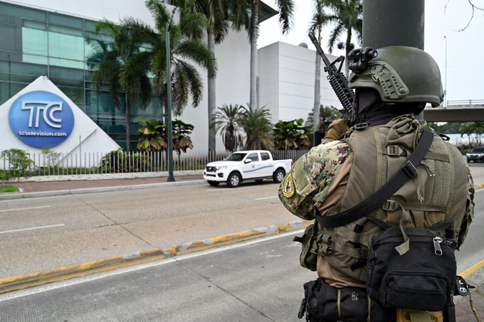 Instalan Consejo de Seguridad Pública en Ecuador tras toma de canal de TV por parte de grupo de hombres encapuchados