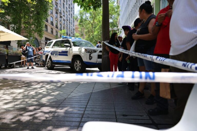 A cuadras de La Moneda: Intentan asaltar a funcionarios de la PDI en pleno centro de Santiago