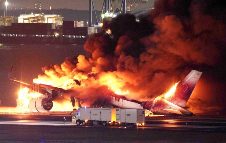 Inician investigación por choque de aviones en aeropuerto de Japón donde murieron 5 personas