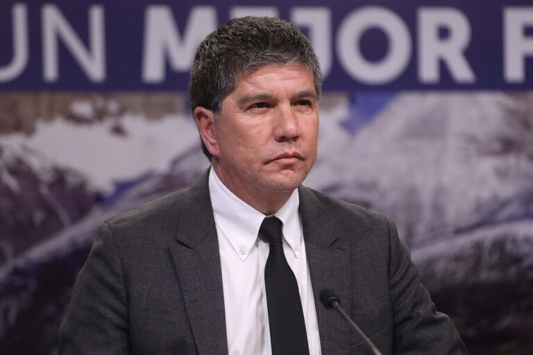 Monsalve explicó que solo los oficiales de Carabineros podrían portar su arma institucional estando de franco