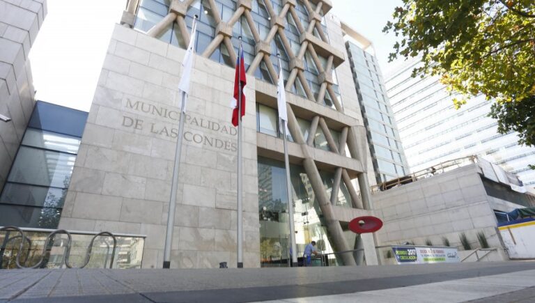 Municipio de Las Condes admite fallo en millonarios pagos a exgerenta de Teatro Municipal