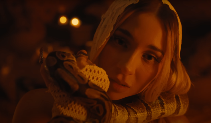 Princesa Alba cautiva con pócimas de amor en el video de su nueva canción 