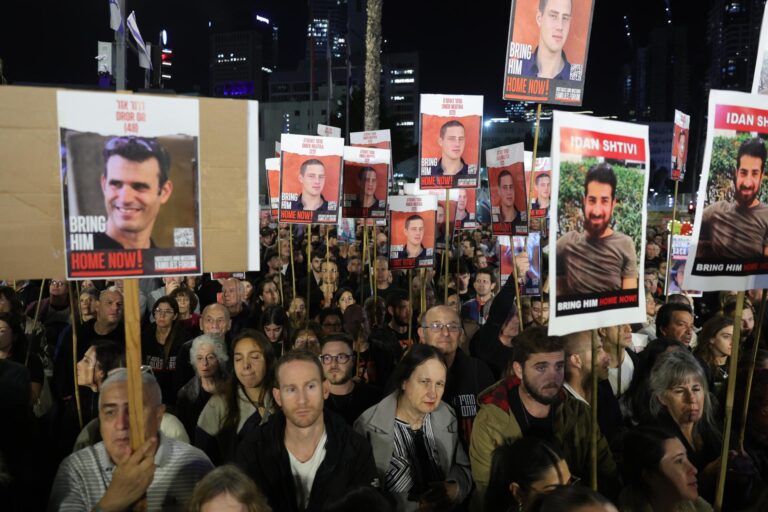 “Estamos gobernados por idiotas”: Miles de israelíes protestaron para exigir nuevas elecciones en plena guerra con Hamás