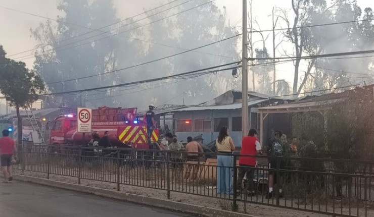 Violento incendio en Puente Alto deja 80 personas damnificadas: Municipio implementó albergue