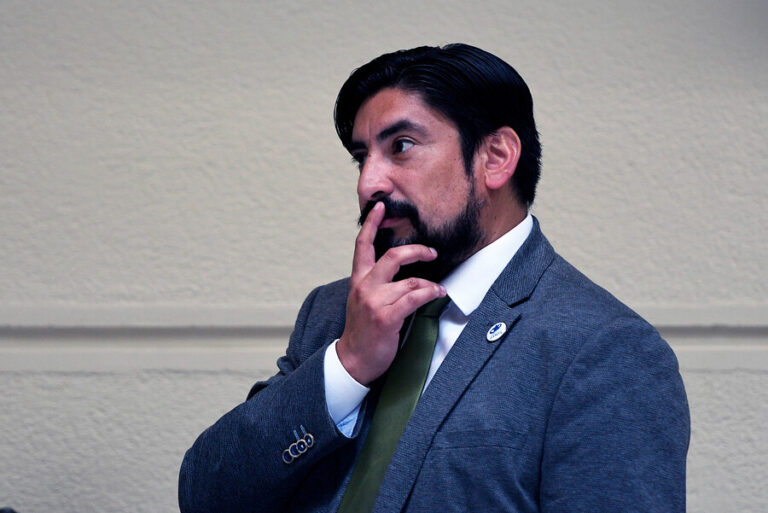 Diputado Oyarzo viaja a México en medio de la votación de la reforma previsional: Presentó documento de ausencia