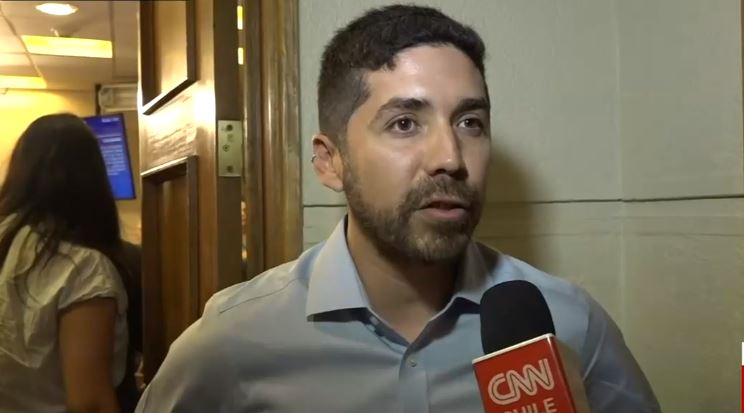 Santana descarta renunciar a la presidencia de Comisión de Trabajo en medio de críticas por reunión en casa de Zalaquett