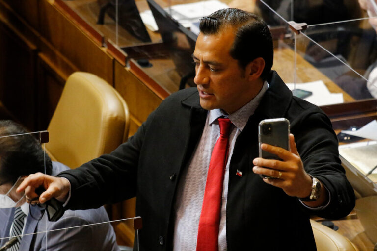 Diputado Hotuiti Teao sufrió asalto a las afueras de restaurante en Las Condes: Un motochorro le robó el celular