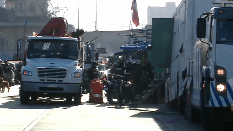 Retiran toldos azules del exterior de penal Santiago 1: Reportan tres detenidos
