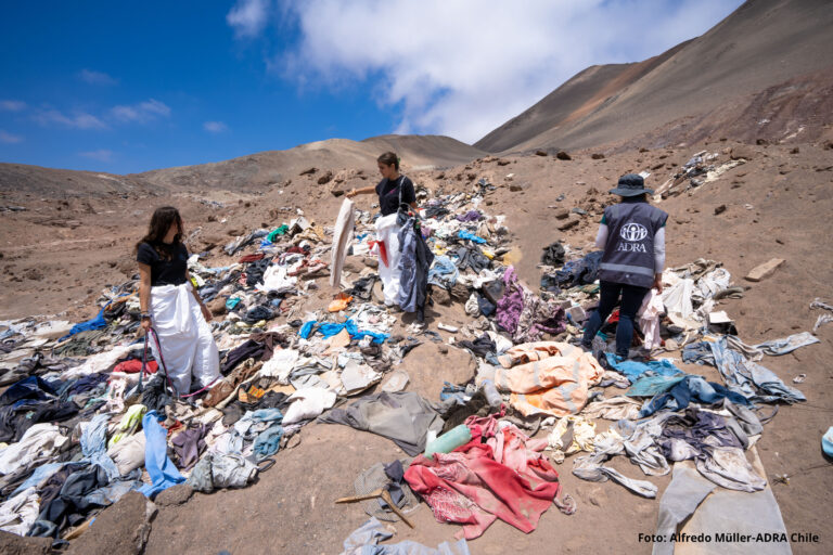 Segunda vida a la moda: Agrupaciones transforman basura textil del desierto de Atacama en totebags