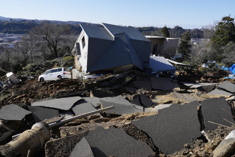 Terremoto en Japón: Aumenta a 48 la cantidad de muertos y aún quedaría gente atrapada bajo escombros de edificios derrumbados