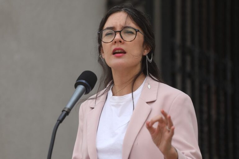Ministra Vallejo responde a la oposición tras criticas por pensiones de gracia: 