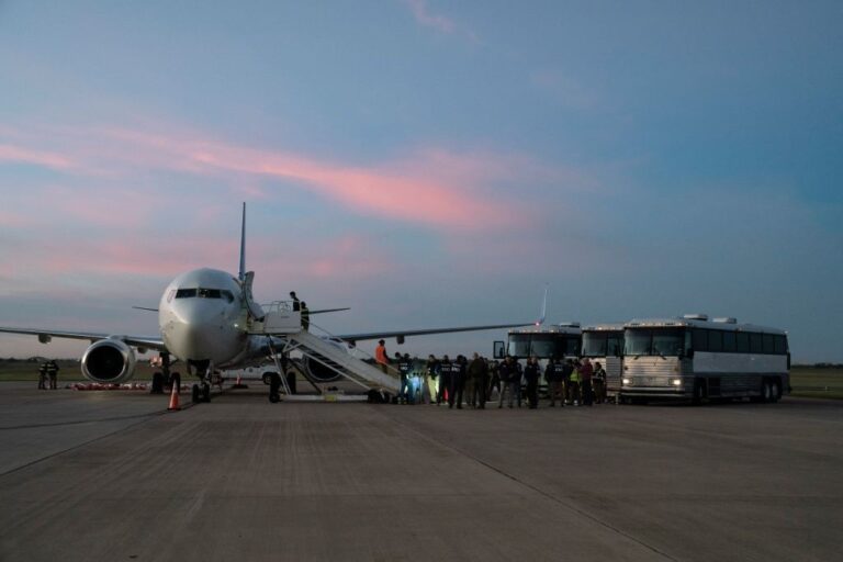 Venezuela amenaza con suspender vuelos de repatriación de migrantes tras reactivación de sanciones de EE. UU.