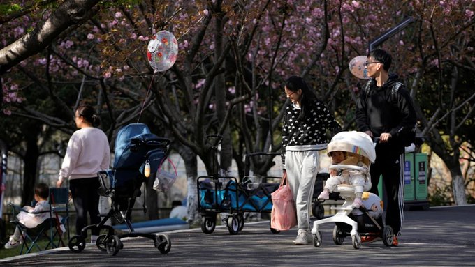 La población en China disminuye por segundo año consecutivo, mientras la economía se tambalea