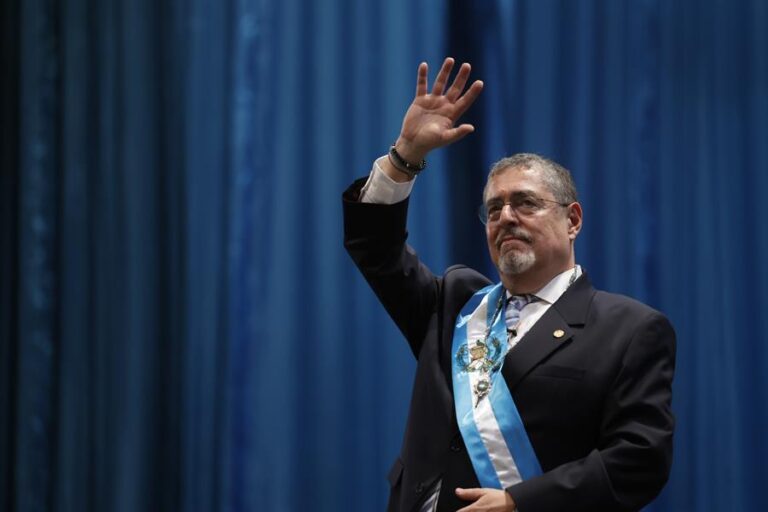 Bernardo Arévalo juró como presidente de Guatemala: Pdte. Boric se perdió la ceremonia debido a retraso en la toma de posesión