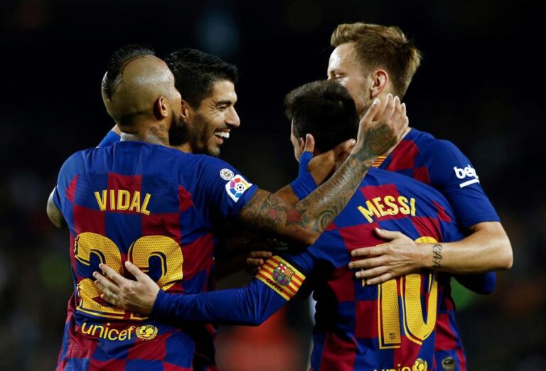 Messi, Suárez, Alba y Busquets: Algunos de los nombres que felicitaron a Vidal por su regreso a Colo Colo